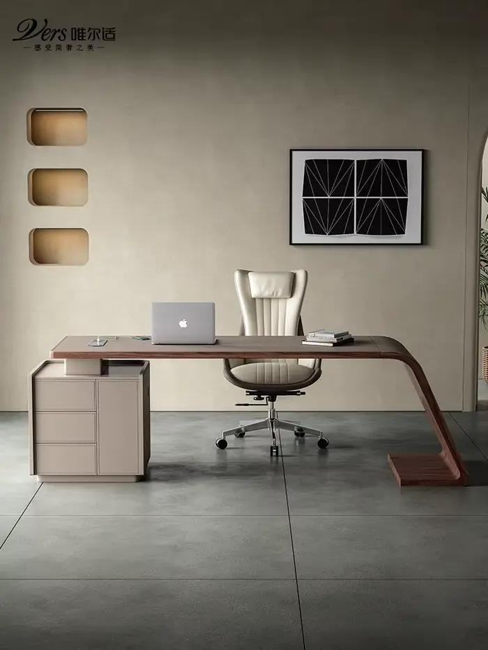 Table en bois massif minimaliste moderne, selle en cuir, bureau de styliste de patron haut de gamme,