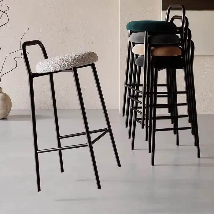 Tabouret de Bar haut minimaliste moderne, empilable, chaise de comptoir de cuisine domestique, sièges de divertissement pour KTV et Bar avant en fer, avec diverses couleurs pour correspondre à votre décoration, pour usage personnel ou professionnel