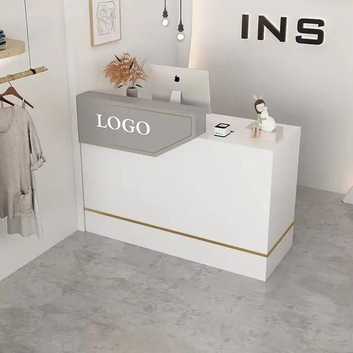 Bureau de réception moderne et mignon