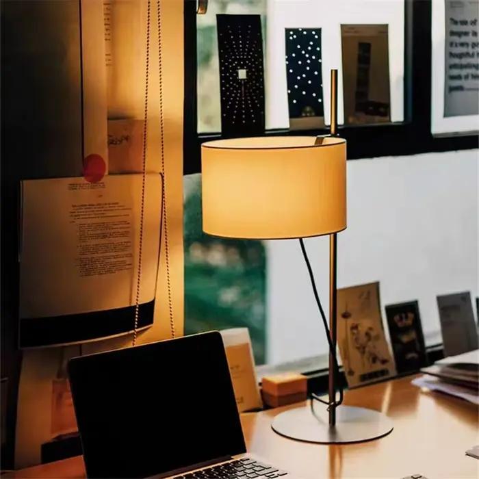Lampe autoportante en tissu