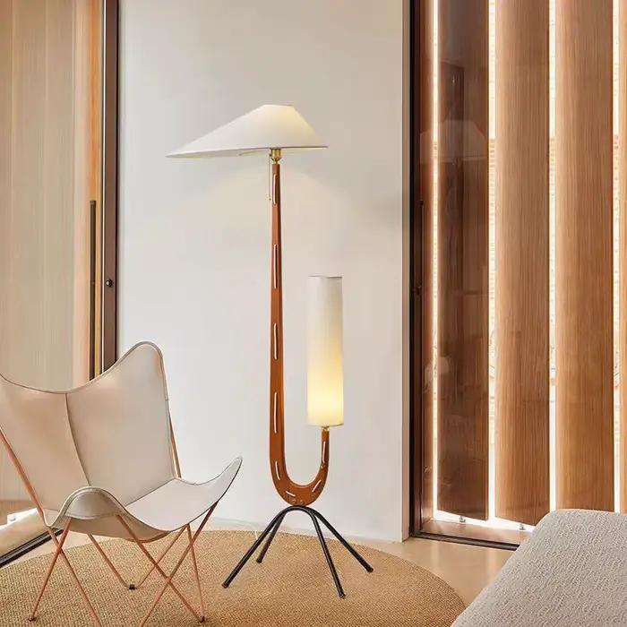 Lampe LED autoportante en bois massif avec girafe