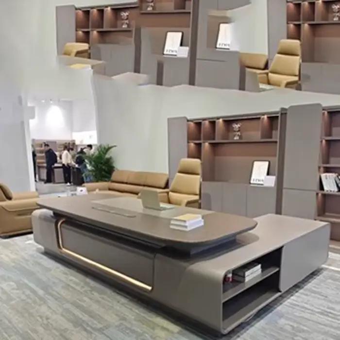 Bureau de jeu sur pied