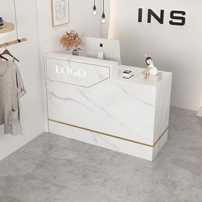 Bureau de réception moderne et mignon