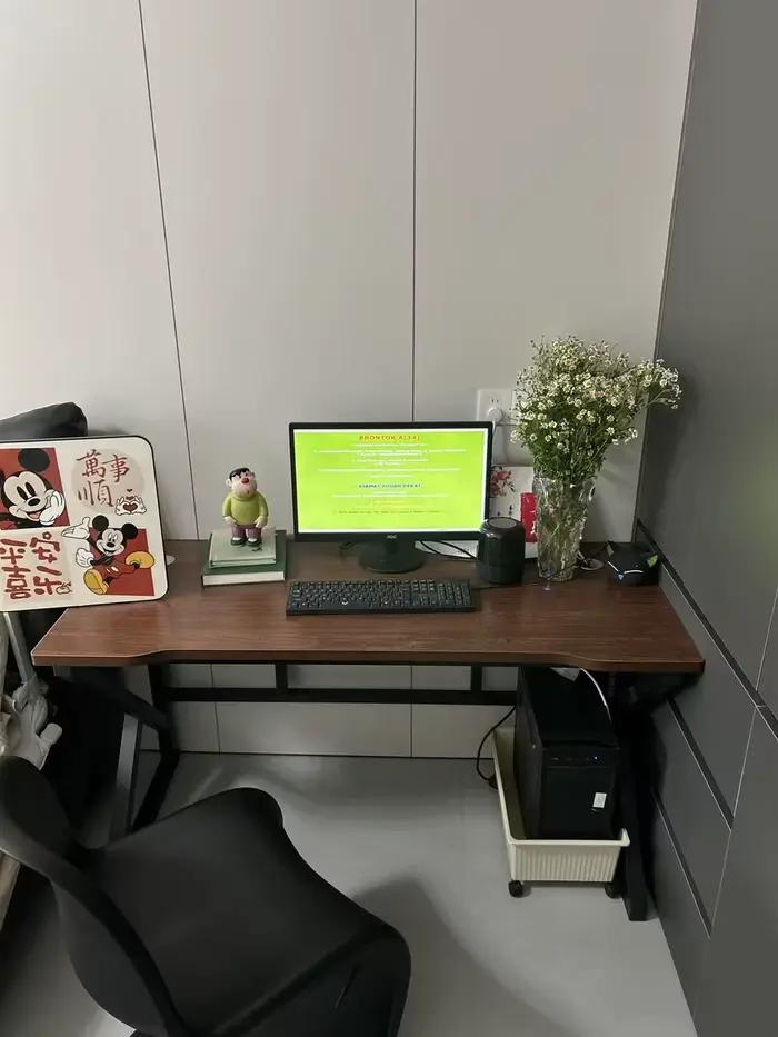 Bureau d'ordinateur en acajou robuste et élégant avec multiprise pour bureau ou maison, occasion spéciale