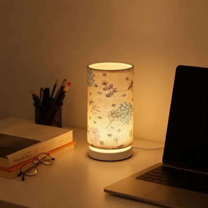 Lampe de table de style rétro nordique avec abat-jour en tissu - Alimenté par USB