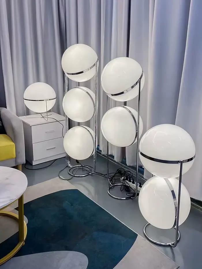 Moderne Garrault Delord lampadaire LED Chrome métal blanc acrylique boule