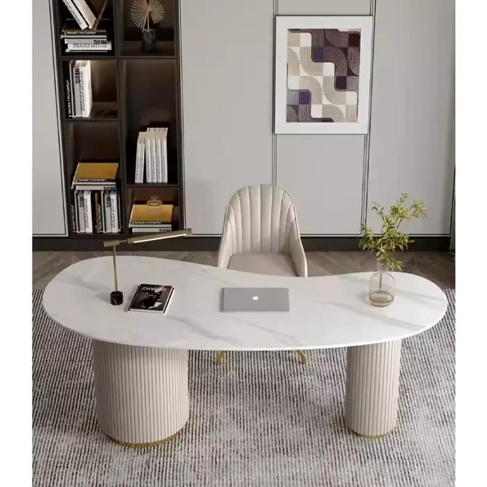 Bureau d'ordinateur lumineux nordique