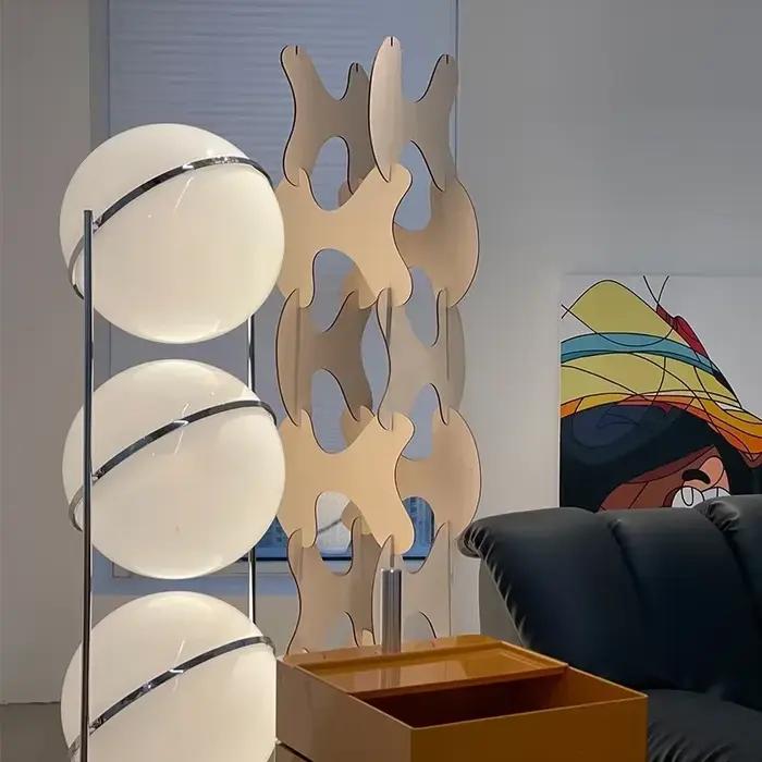 Lampe sur pied LED Garrault Delord en métal chromé avec boule en acrylique blanche