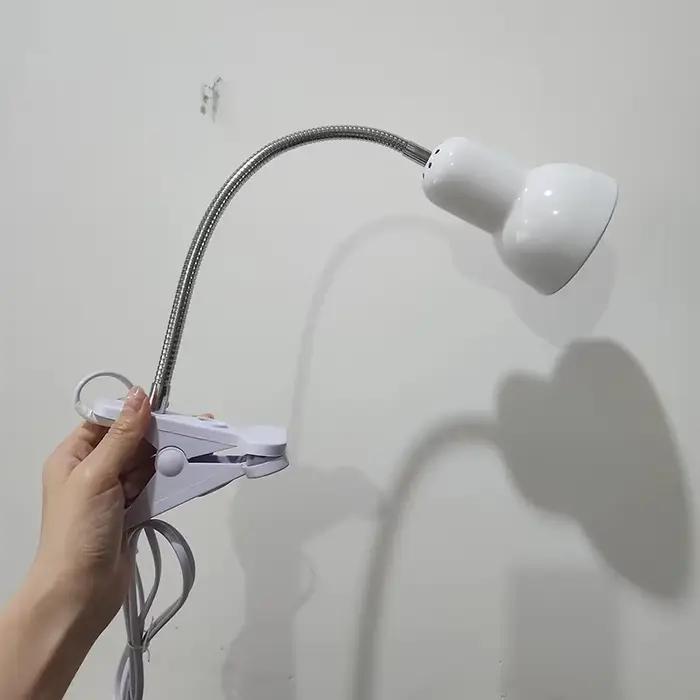Lampe de bureau avec base à pince et col de cygne réglable