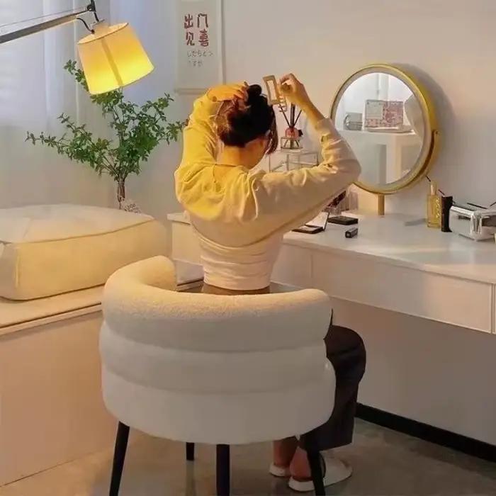 Chaise de salon LIEI en tissu flanelle, minimaliste moderne, élégante pour femmes, usage quotidien et occasions spéciales