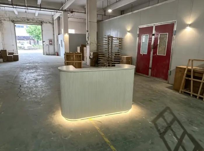 Bureau de réception moderne incurvé avec éclairage LED