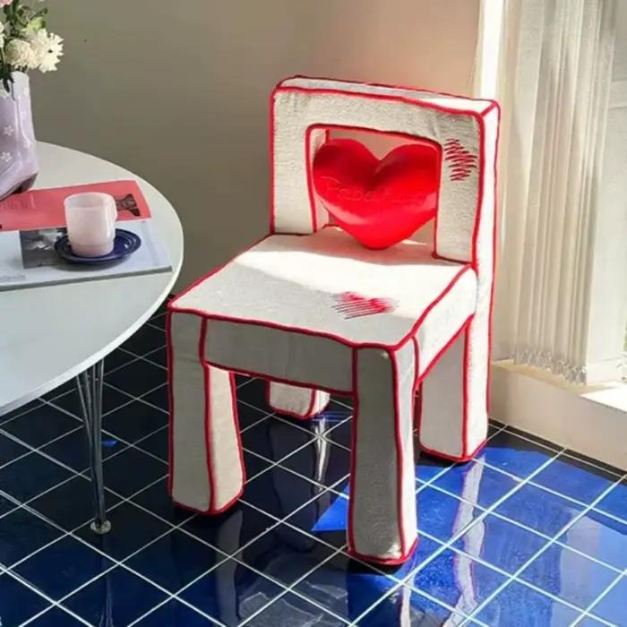 Chaise à balancer design moderne minimaliste pour salon ou bureau, élégante et confortable pour usage professionnel et personnel