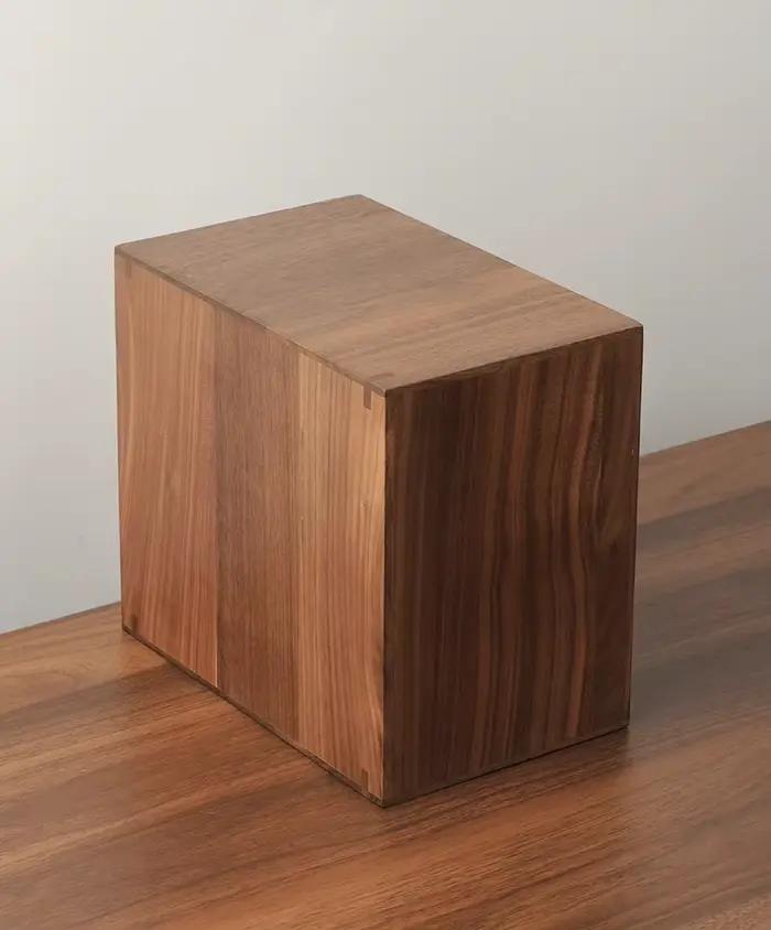 Petite table basse de bureau en bois de noyer style tiroir rétro pour rangement d'ornements et organisation du bureau