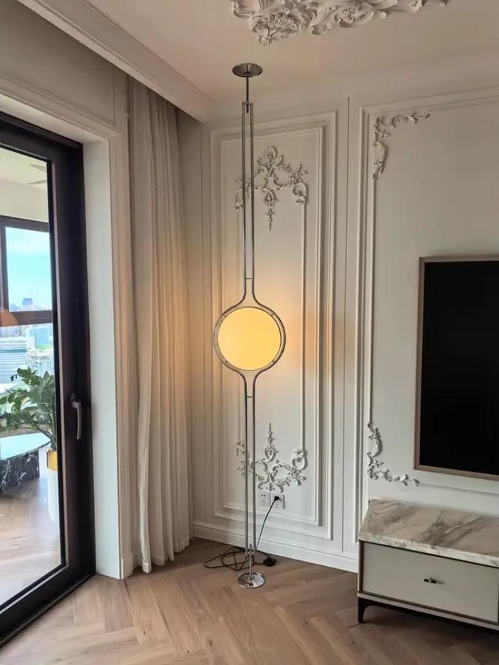 Moderne Garrault Delord lampadaire LED Chrome métal blanc acrylique boule