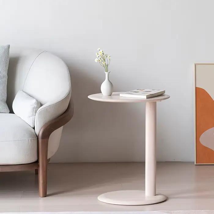 Petite table d'appoint en bois massif