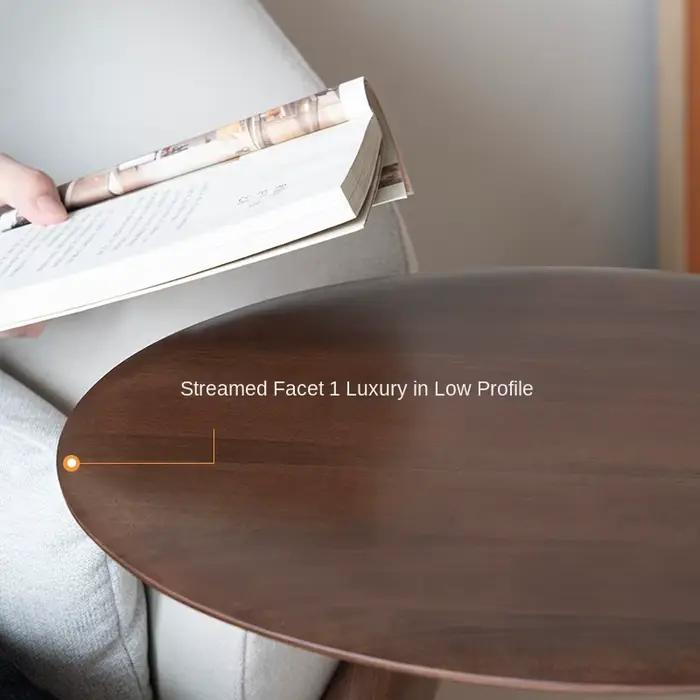 Petite table d'appoint en bois massif