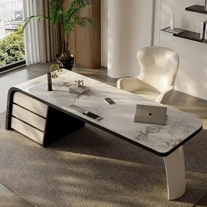 Un étagère d'ordinateur de bureau de direction extractible sous
