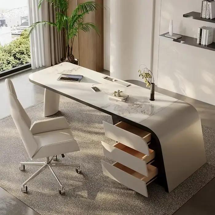 Un étagère d'ordinateur de bureau de direction extractible sous