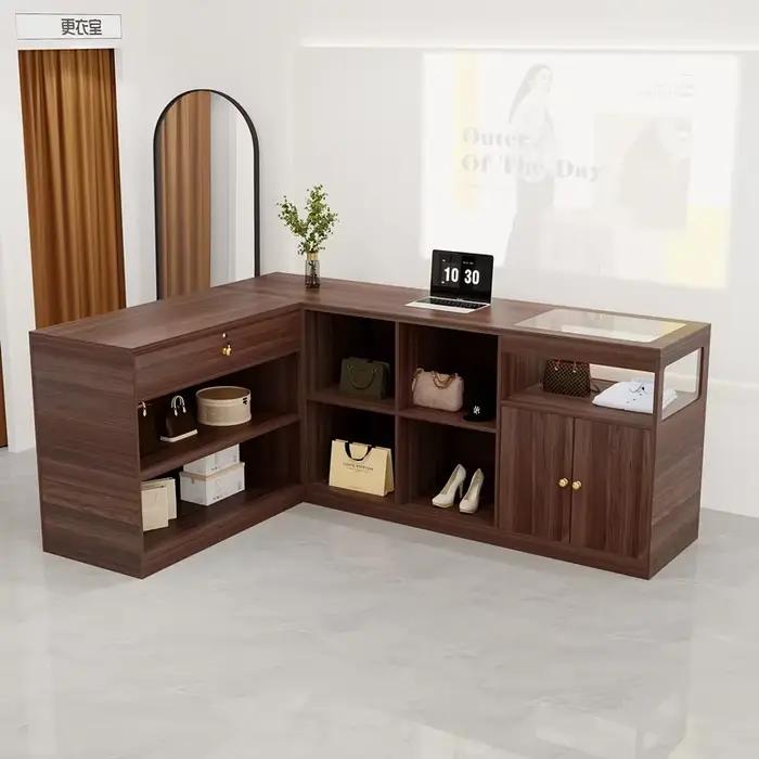 Bureau d'accueil élégant en bois pour accueillir clients professionnels et occasions spéciales
