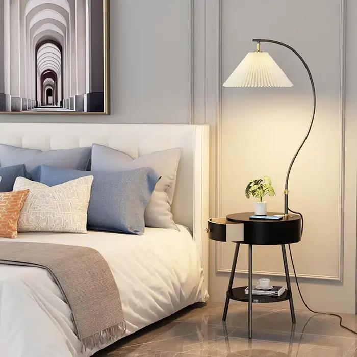 Lampadaire LED à abat-jour plissé avec étagères en bois