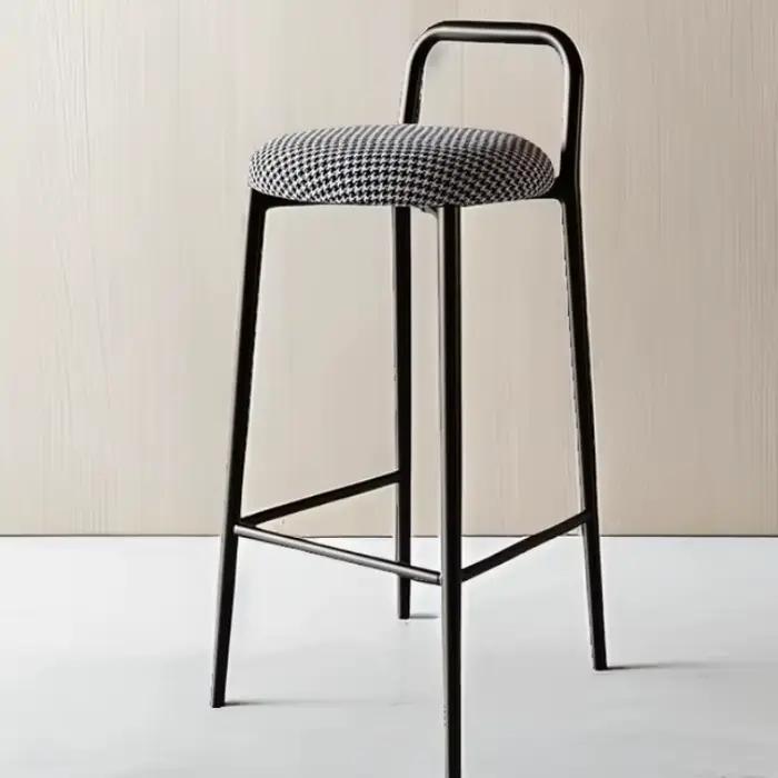 Tabouret de Bar haut minimaliste moderne, empilable, chaise de comptoir de cuisine domestique, sièges de divertissement pour KTV et Bar avant en fer, avec diverses couleurs pour correspondre à votre décoration, pour usage personnel ou professionnel